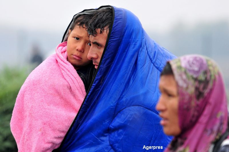 Mii de imigranti isi continua drumul spre Vest, prin ploaie, noroi si frig. Croatia a deschis granita cu Serbia