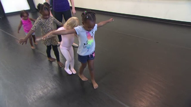 Dansul ii ajuta pe copii sa se dezvolte mai repede si mai frumos. Ce ii sfatuiesc medicii pe toti parintii