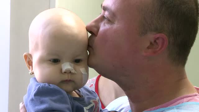 Cecilia, fetita de 1 an bolnava de cancer, a scapat de transplant. Medicii de la Fundeni au reusit sa-i extirpe tumoarea