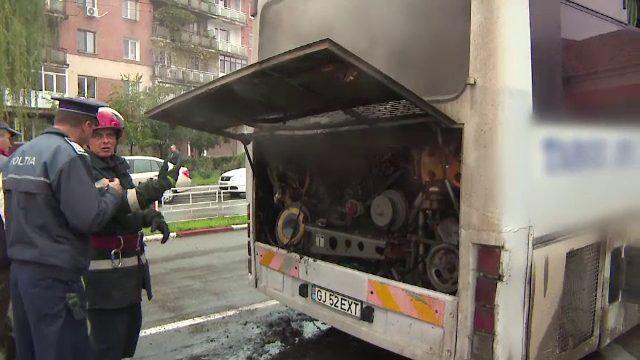 Un autobuz cu pasageri a luat foc in mers, in Targu Jiu, iar pompierii au intervenit. Care ar fi cauza incendiului