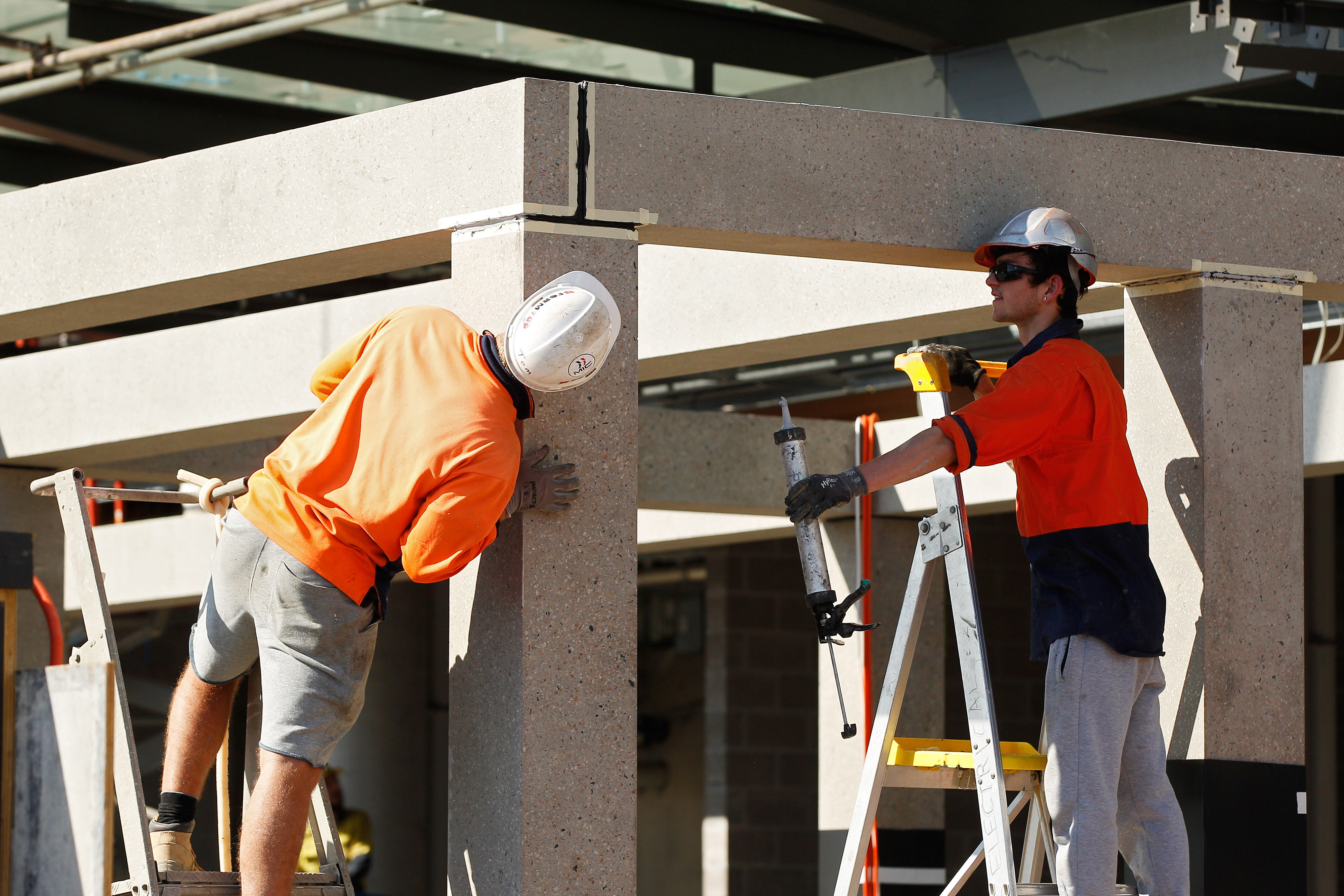 Doi barbati au cazut in gol de pe o platforma, de la etajul 12, in timp ce faceau curat. Ce s-a intamplat cu ei