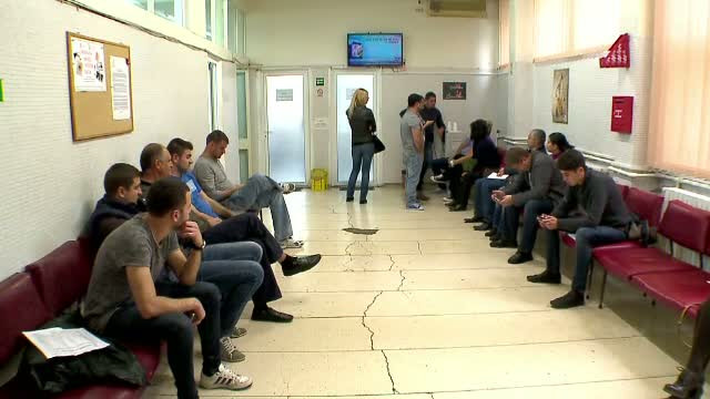 Parasutistul Adrian Constandache a fost operat si e in stare stabila. Zeci de oameni au donat sange pentru a-l salva