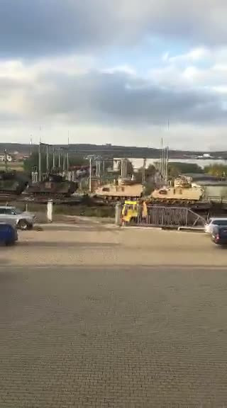 Transport de tancuri pe calea ferata. Imaginile surprinse de un utilizator Stirile ProTV. VIDEO