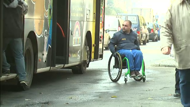 RATB "nu tolereaza", dar permite. Ce se intampla cand un om aflat intr-un scaun cu rotile incearca sa urce in autobuz
