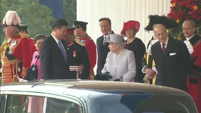Ceremonie fastuoasa la Londra. Presedintele chinez Xi Jinping, intampinat cu onoruri de Regina Elisabeta