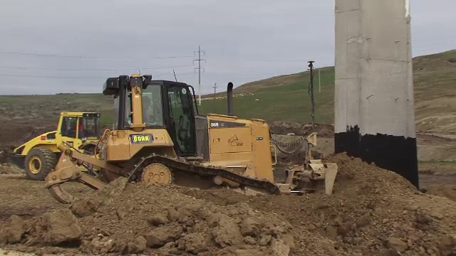 Lucrarile la autostrada Lugoj-Deva au fost suspendate. Problemele intampinate: un cimitir ilegal si o pestera cu lilieci