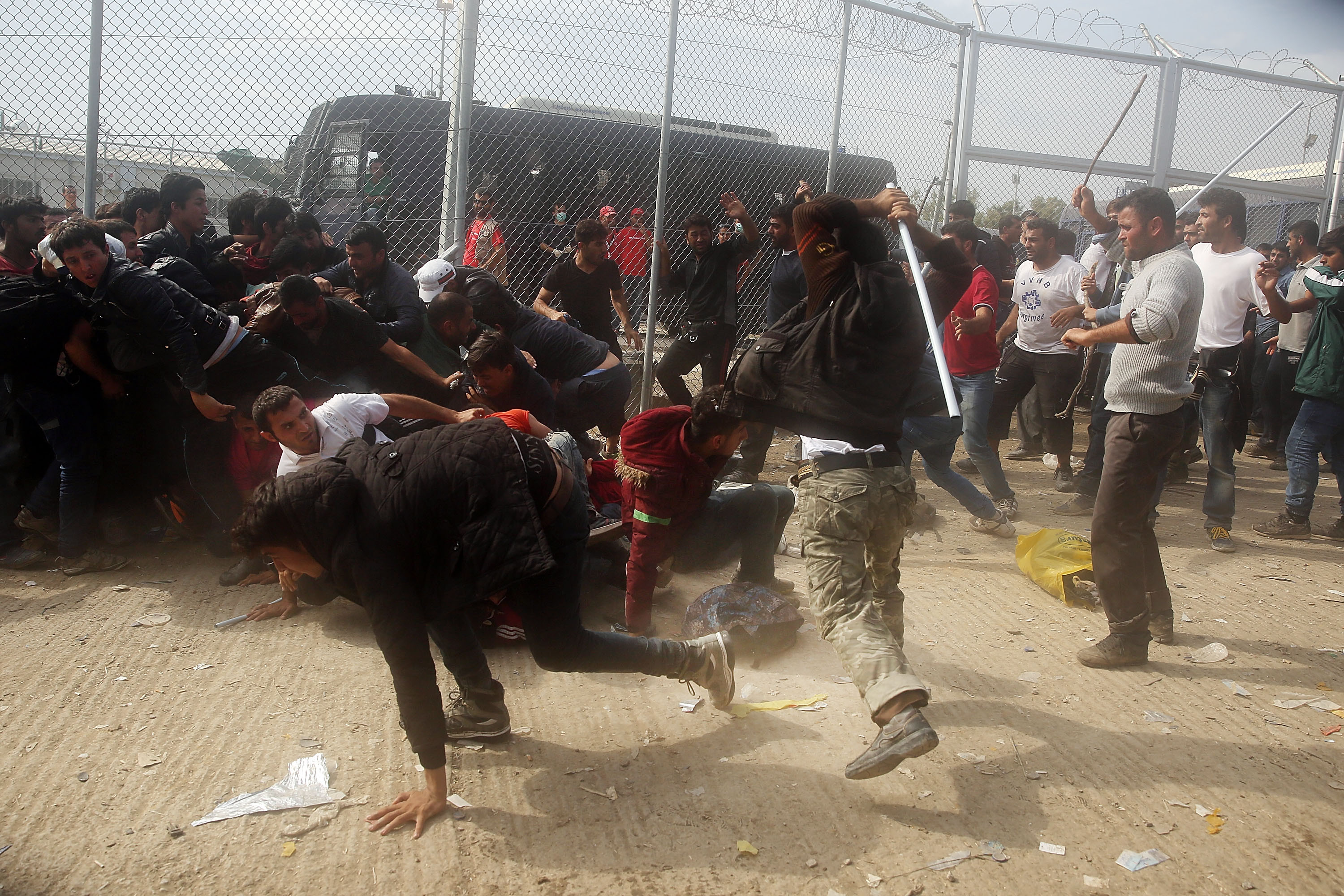Bataie generala intr-o tabara de refugiati aglomerata din Grecia. Mai multi afgani au tabarat peste un grup de nou-veniti