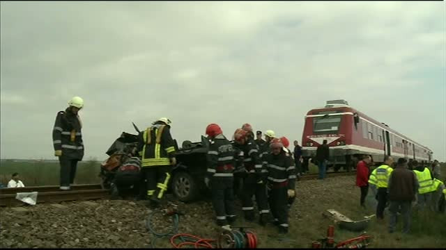 Masina spulberata de un tren de calatori privat, in judetul Ilfov. Automobilul a fost tarat 300 de metri