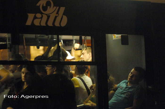 Doi pasageri au fost raniti intr-un autobuz din Bucuresti. Ce manevra a facut soferul in trafic