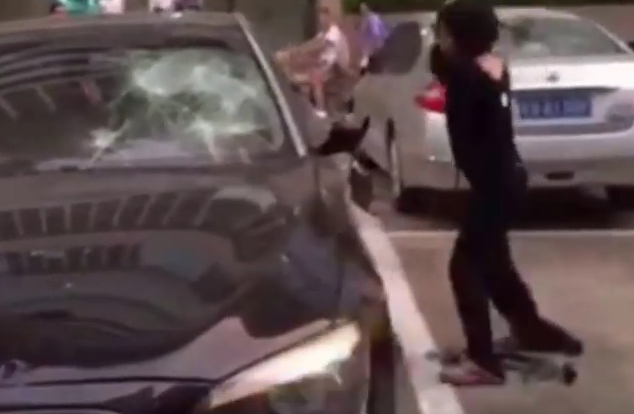 Razbunarea unei femei inselate pe masina condusa de sotul ei. Trecatorii au filmat scena care a durat 20 de minute. VIDEO