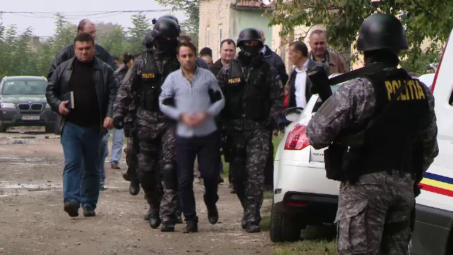 A ucis un nuntas pentru ca tura prea tare motorul masinii. Ce le-a spus politistilor barbatul din Timis, adus la locul crimei