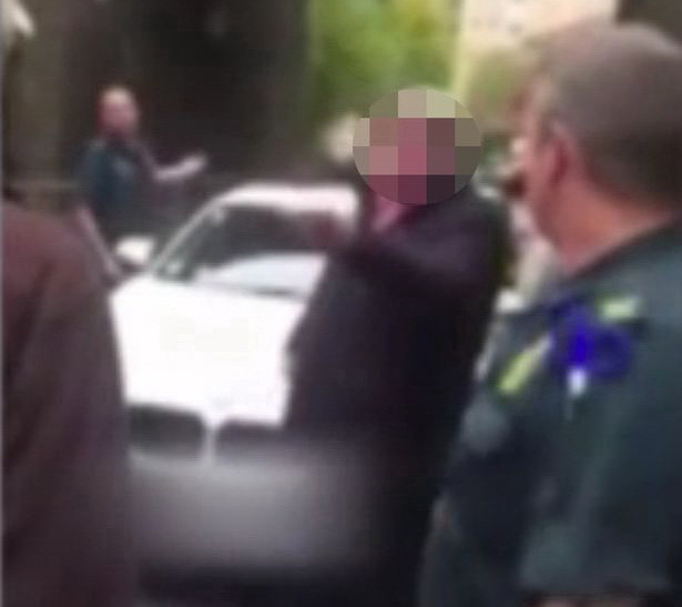 Doi soferi s-au certat in mijlocul drumului si au impiedicat o ambulanta sa ajunga la Urgenta. VIDEO