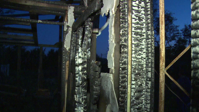 Un barbat din Dambovita a ramas pe drumuri dupa ce casa i-a luat foc. Omul a reusit sa iasa la timp din locuinta