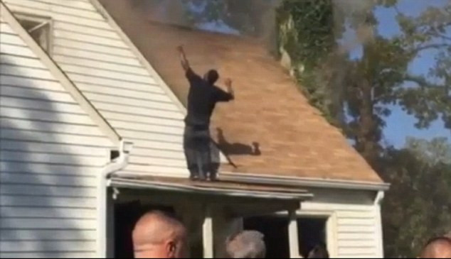 A incendiat casa fostei sale iubite, apoi s-a urcat pe acoperis si a inceput sa danseze sub privirile politiei. VIDEO