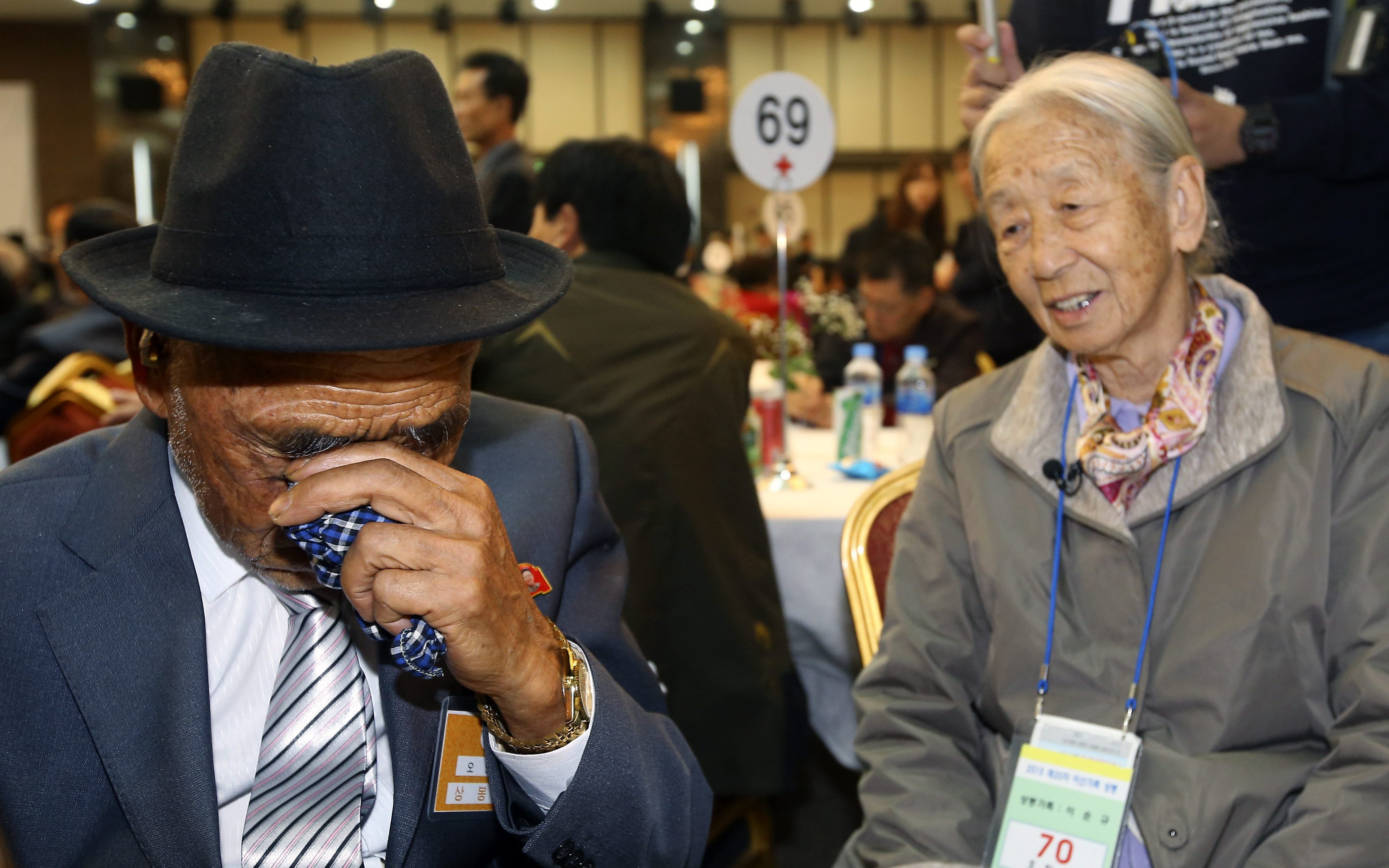 Despartiti de razboi, 500 coreeni s-au reintalnit dupa 60 de ani pentru doar cateva zile. "Ne vom revedea in viata de apoi!"