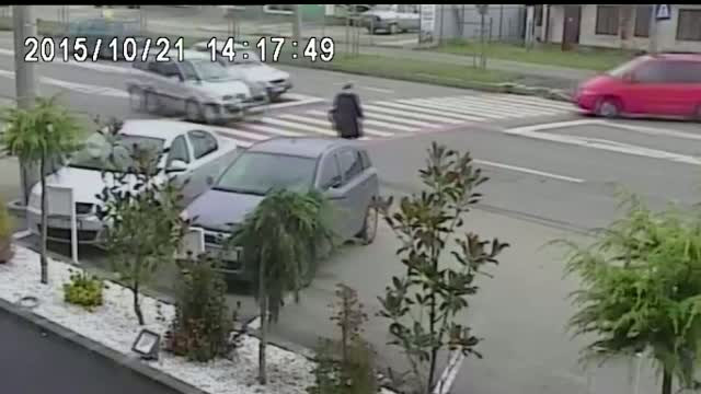 O femeie din Baia Mare a fost lovita in plin, pe trecerea de pietoni. Accidentul a fost filmat de camerele de supraveghere