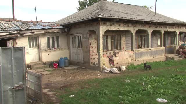 A sarit gardul, a batut la usa si a cerut tigari si bautura. Povestea din Bacau se termina la spital si tribunal