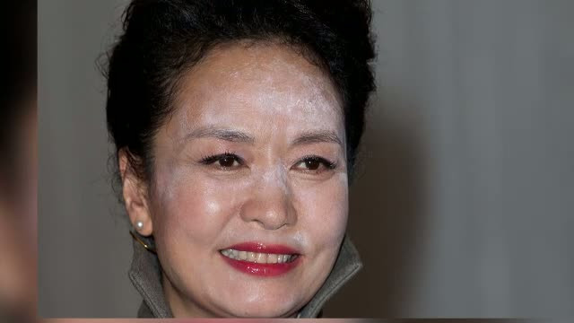 Gafa majora comisa de prima doamna a Chinei. Stilistii din toata lumea au criticat-o pentru cum a aparut la dineul din Londra