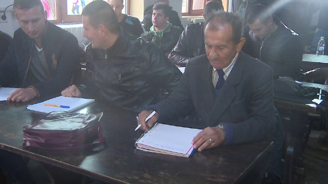 Acest barbat face zilnic naveta ca sa poata termina facultatea. De ce s-a intors pe bancile scolii, la 81 de ani