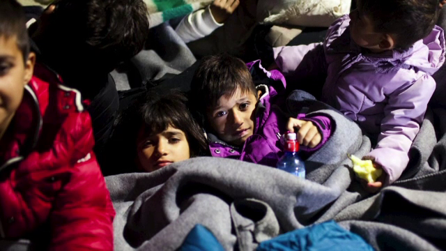 Drama migrantilor care isi incalzesc copiii la focuri de tabara, la granita Sloveniei. Autoritatile sunt depasite de situatie