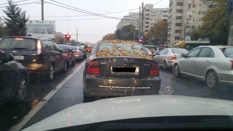 Culmea ironiei in traficul din Capitala. Ce scria pe una dintre cele mai murdare masini