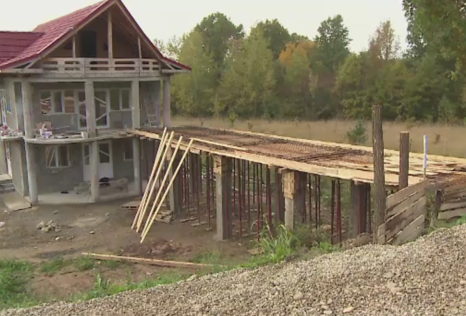 Pasarela din drumul national direct in casa. Proiectul unei familii din Gorj pe care autoritatile vor sa-l demoleze