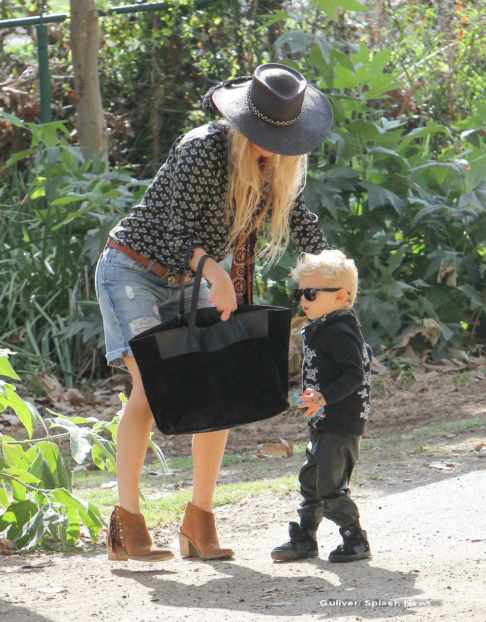 Cel mai cool copil din lume, scos la plimbare de mama sa celebra. O recunosti?