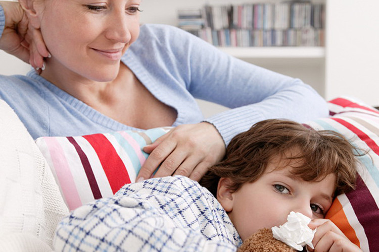 Copiii, cei mai afectati de schimbrile bruste ale vremii. Gesturile simple prin care-i putem feri de virusuri