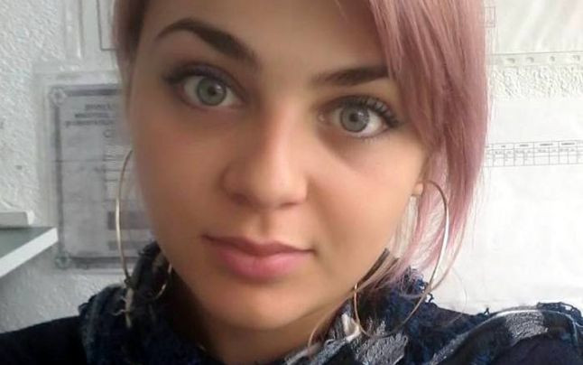 Fata din Densus care a uimit o multime de barbati: s-a filmat in timp ce taia o remorca de lemne pentru mama ei