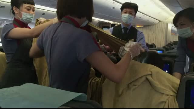 Autoritatile americane i-au luat bebelusul si au deportat-o pe femeia care a nascut in avion. De ce fapte o acuza