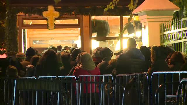 Bucuresti, capitala moastelor: Patriarhia a adus 5 sfinti. Conflict intre pelerini din cauza lui Arsenie Boca