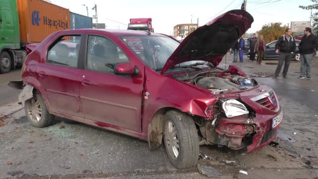 Patru masini s-au ciocnit in lant la iesirea din Targoviste, pe DN 71. Trei persoane au fost ranite