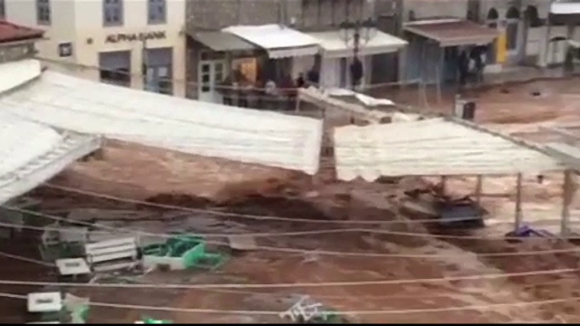 Inundatii devastatoare in insula greaca Hydra. Un torent de apa a inundat complet portul