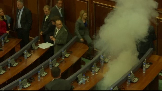 Proteste in parlamentul din Kosovo. Motivul pentru care reprezentantii opozitiei l-au bombardat cu oua pe primul ministru
