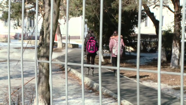 Decizie fara precedent: o scoala din Timis, obligata sa achite 100.000 euro familiei unui copil cu sindrom Down