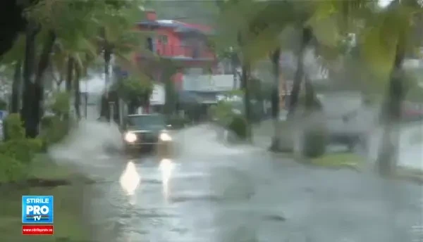 Cel mai puternic uragan din istoria Americii. Vantul a suflat cu 325 km/h, a smuls copaci si a rasturnat masini