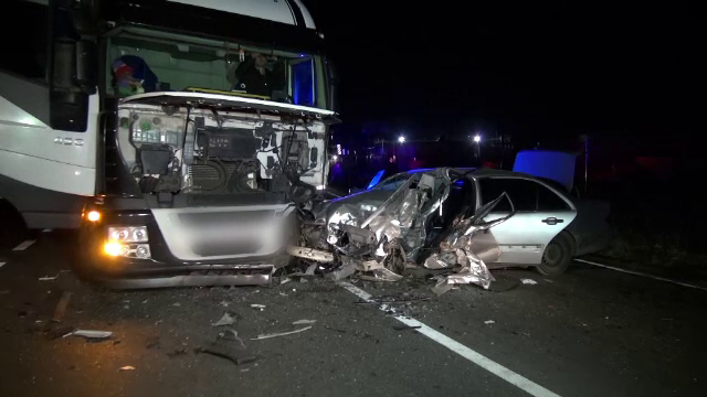 Masina sa a ajuns pe contrasens si s-a izbit violent de un TIR. Ce s-a intamplat cu soferul din Maramures
