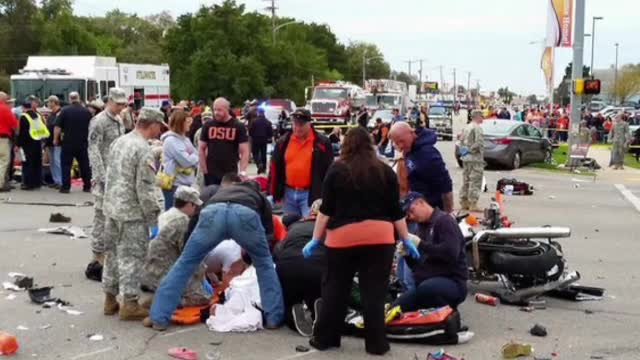 O soferita beata a intrat cu masina intr-un grup de oameni, la o parada in SUA. 3 persoane au murit, iar alte 34 sunt ranite