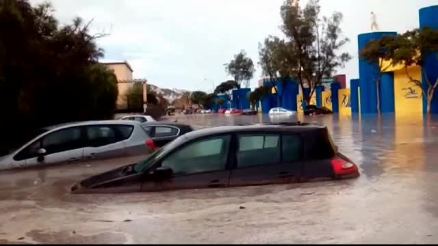 Stare de urgenta pe insula spaniola Gran Canaria. Inundatiile extrem de puternice au luat pe sus zeci de masini