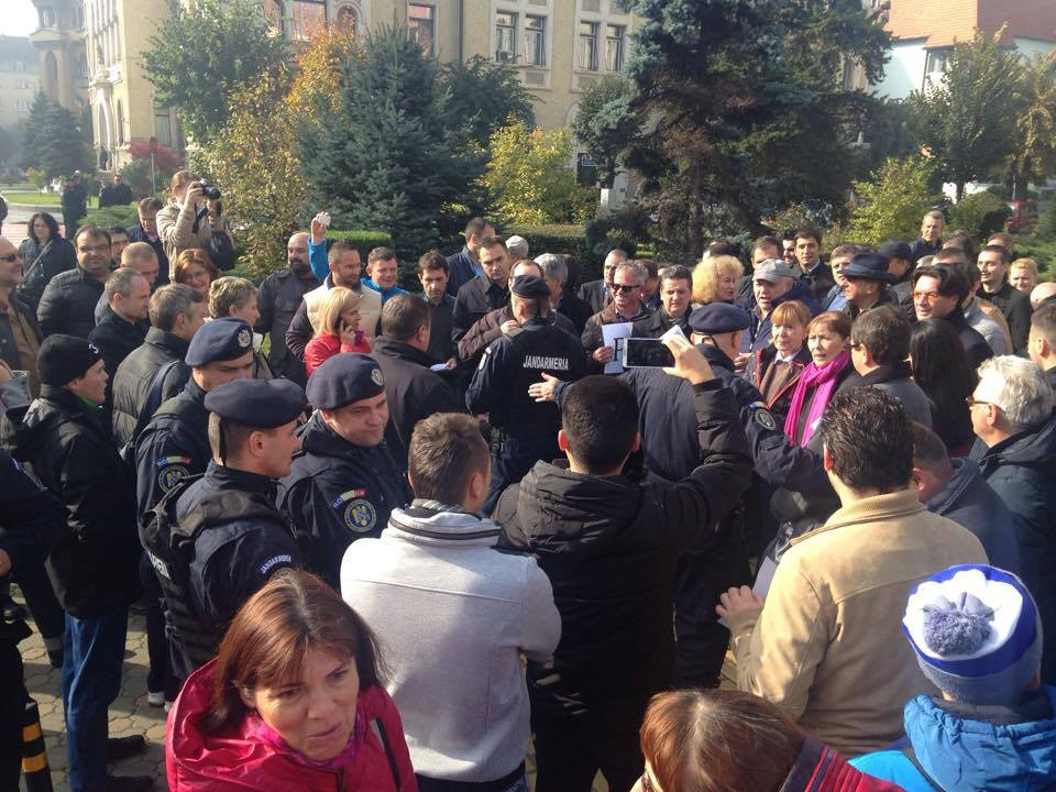 Aproximativ 50 de membri ai Partidului M10, in frunte cu Monica Macovei, au cerut demisia lui Oprea: "Jos cu girofarul!"