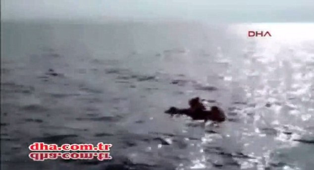 Un pescar a salvat un copil cazut dintr-o barca plina cu imigranti. Momentul in care baietelul este readus la viata. VIDEO