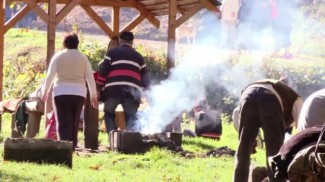Weekend de toamna cu mici si tuica. "L-am vazut pe Busu si am vazut ca e vremea frumoasa si de aia am venit la gratar"