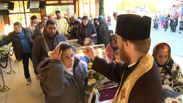 Au stat 4 ore la coada sa se inchine 10 secunde la moastele Sf. Dimitrie cel Nou. "Am simtit ca ma unesc cu Dumnezeu"