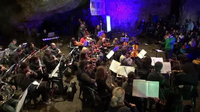Atmosfera de poveste in Pestera Romanesti. Peste 4.000 de oameni au venit la traditionalul concert al Filarmonicii Banatului