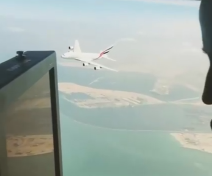 Momentul in care cel mai mare avion de pasageri din lume trece pe sub un elicopter. Imaginile surprinse de pilot: VIDEO