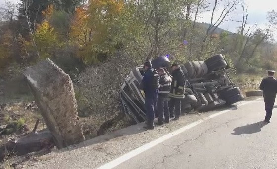 Soferul unei cisterne a murit, dupa ce a intrat cu masina intr-un cap de pod. Centura de siguranta ar fi putut sa il salveze