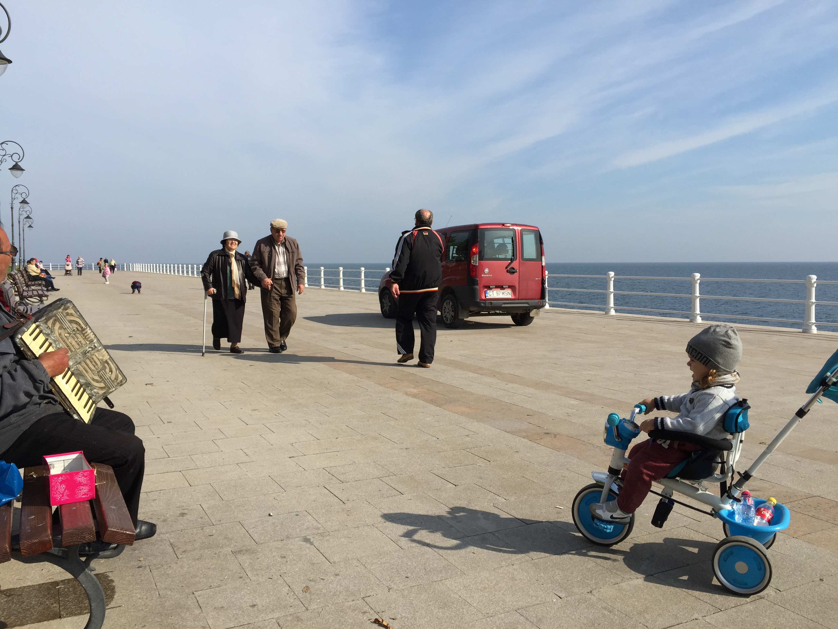 Aroganta pe faleza din Constanta. Un sofer a iesit la plimbare cu masina, printre copii si batrani. FOTO