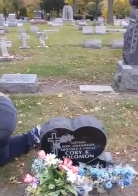 Scene ireale intr-un cimitir din SUA. Ce facea o femeie langa mormantul unei rude a starnit hohote de ras. VIDEO