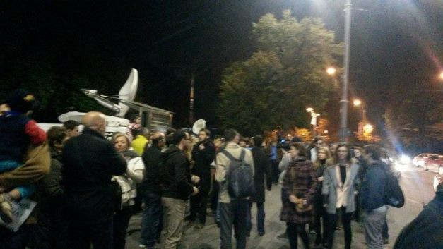 Peste 200 de persoane s-au strans luni in Piata Victoriei pentru a-i cere demisia vicepremierului Gabriel Oprea