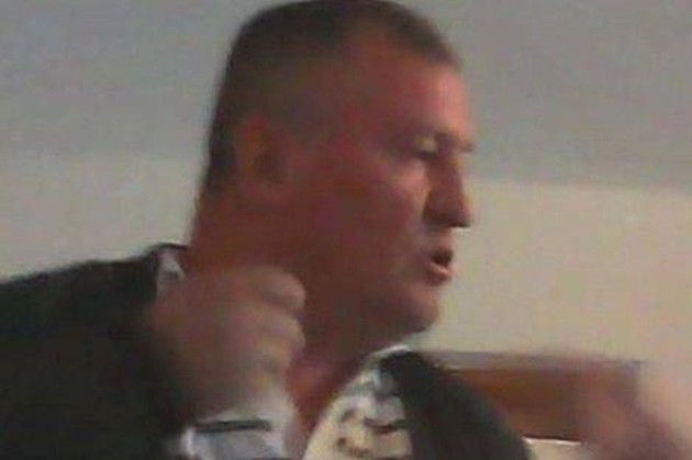 Primar din Suceava, filmat in timp ce injura si scuipa o femeie care ii cere ajutorul pentru o problema cu locuinta. VIDEO